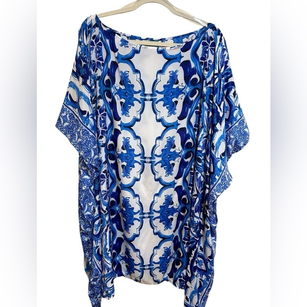 Giacomo Cinque White and Blue Wide Open Neckline Flutter Sleeve Tunic One Size